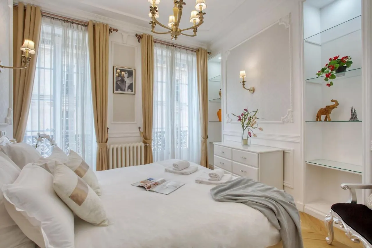 Galeries Lafayette - 7 Bedrooms - Lift - Aircon * Parijs
